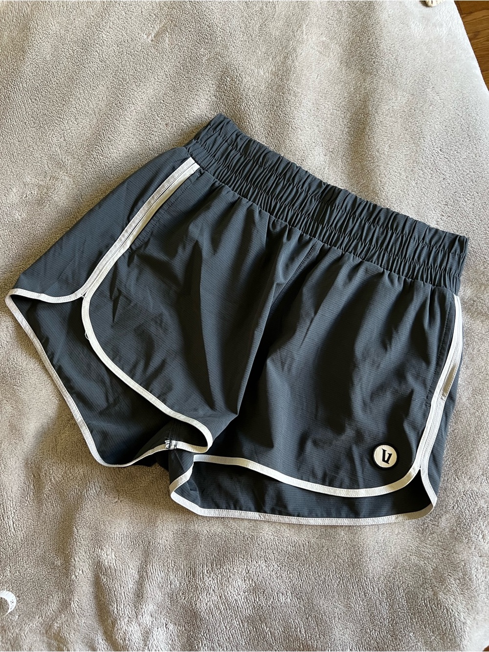 Vuori Women’s Charcoal Grey Cardiff Track Shorts Medium - Picture 2 of 5